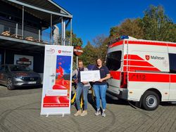 Bei der Spendenübergabe (von links): Harley Davidson Fulda-Geschäftsführerin Regina Kremer sowie Eva-Maria Reith vom Herzenswunschkrankenwagen-Team.  Foto: Malteser Fulda