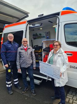 Bei der Spendenübergabe: das Geburtstagskind Sieglinde Trabert und Marco Medler vom Malteser Herzenswunschkrankenwagen-Team.  Foto: Malteser Fulda 